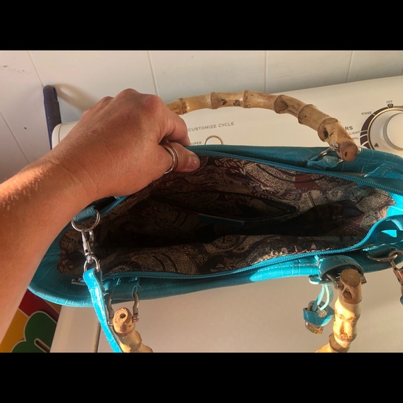 Straw bag faux croc/silver tone heart accents - Picture 5 of 8